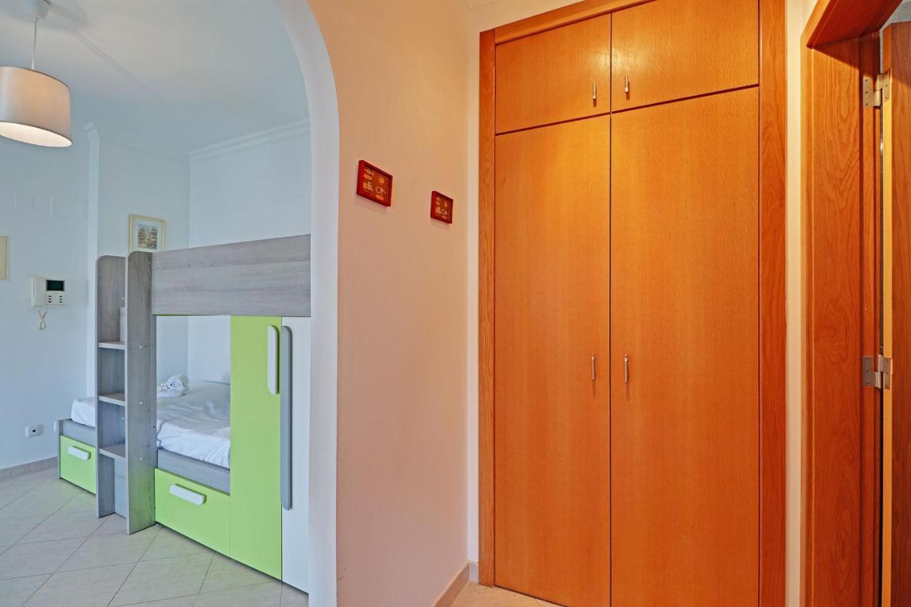 Armacao de Pera Central by Homing Exterior foto